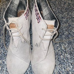 Tom Shoes Women’s Size 7.5 Bootie Wedge Lace Up South Western Gray Suede